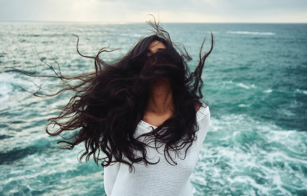Wieso werden Haare fettig – und was hilft wirklich dagegen?